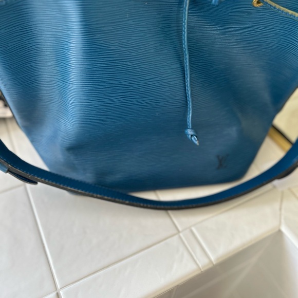 Pre-Owned Louis Vuitton Noe Epi Blue. MM plus dust bag. - Picture 2 of 10